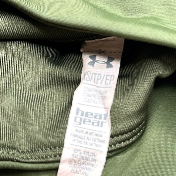 UNDER ARMOUR— Heat Gear Capri Leggings - Picture 9 of 9